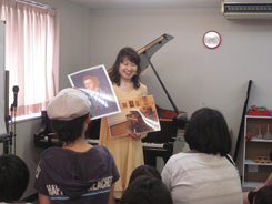 作曲家やピアノの歴史も学びます。